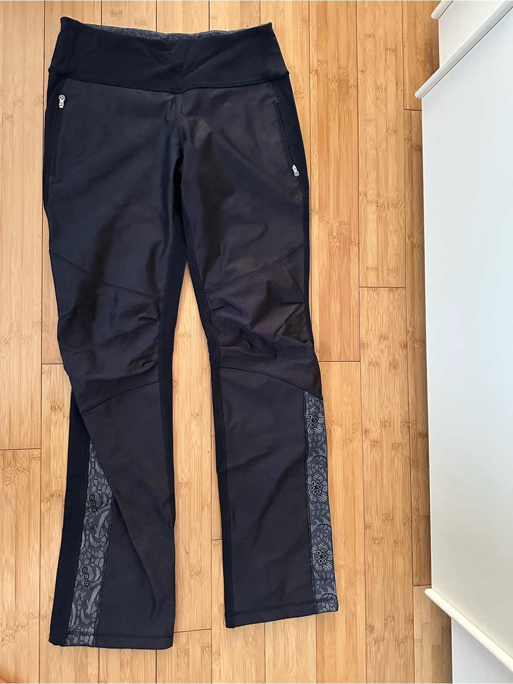 Lululemon Black Performance Pants with Lace Panels & Zipper Pockets  sz 8